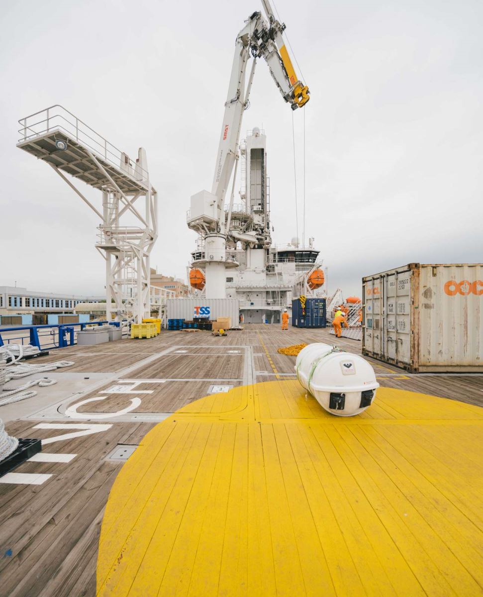 「大三商領航」運維作業船配備先進科技，圖為能減少晃動的3D動態穩定技術起重機