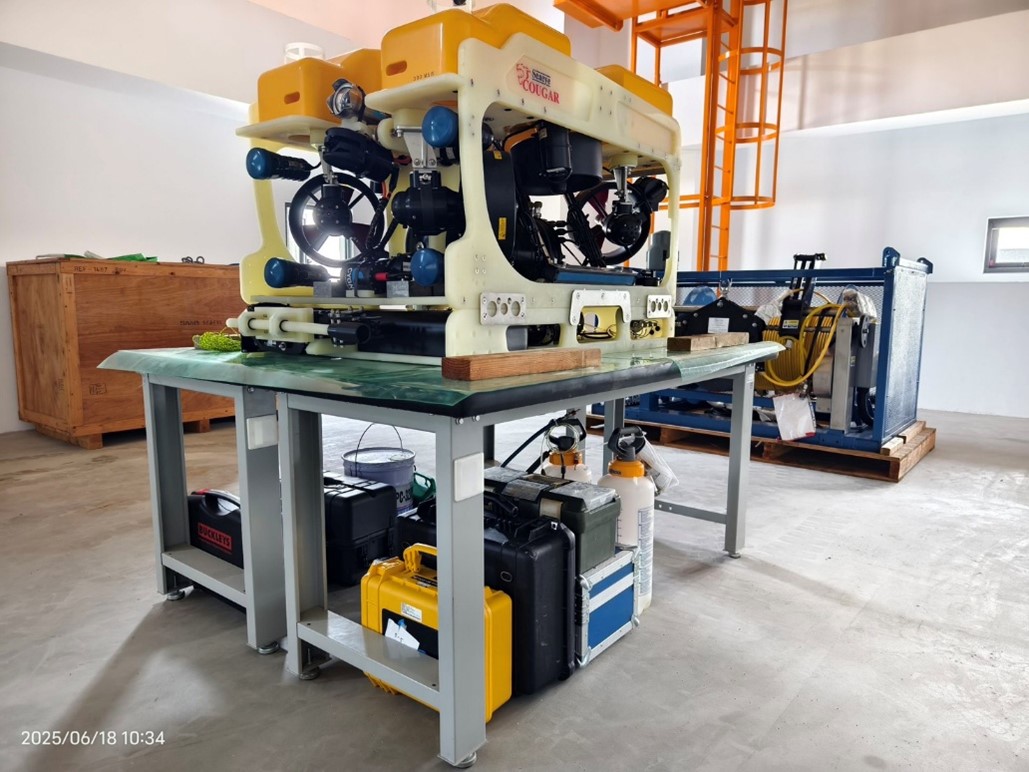 海洋專區準備水下無人機操作訓練